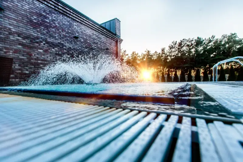 Basen termalny i kamienna strefa relaksu w Lawendowych Termach.