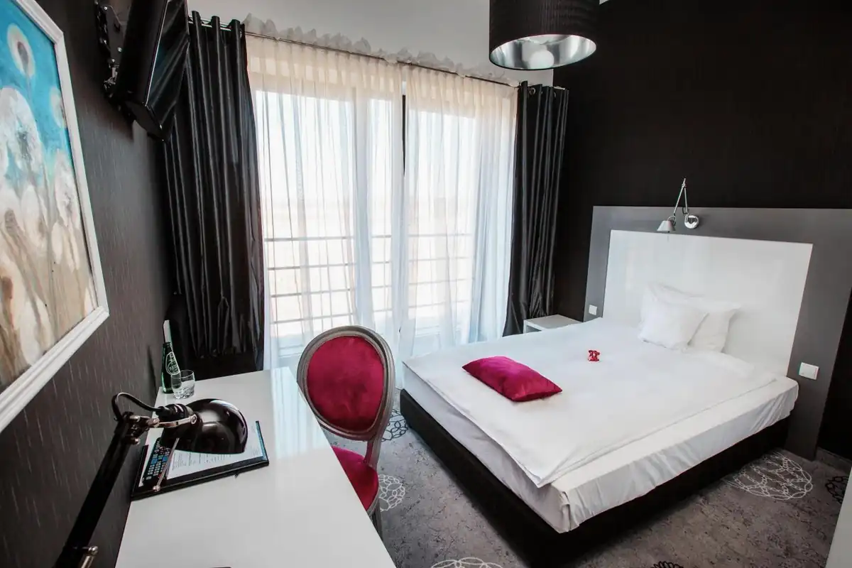 Jasny pokój hotelowy w Lawendowych Termach.