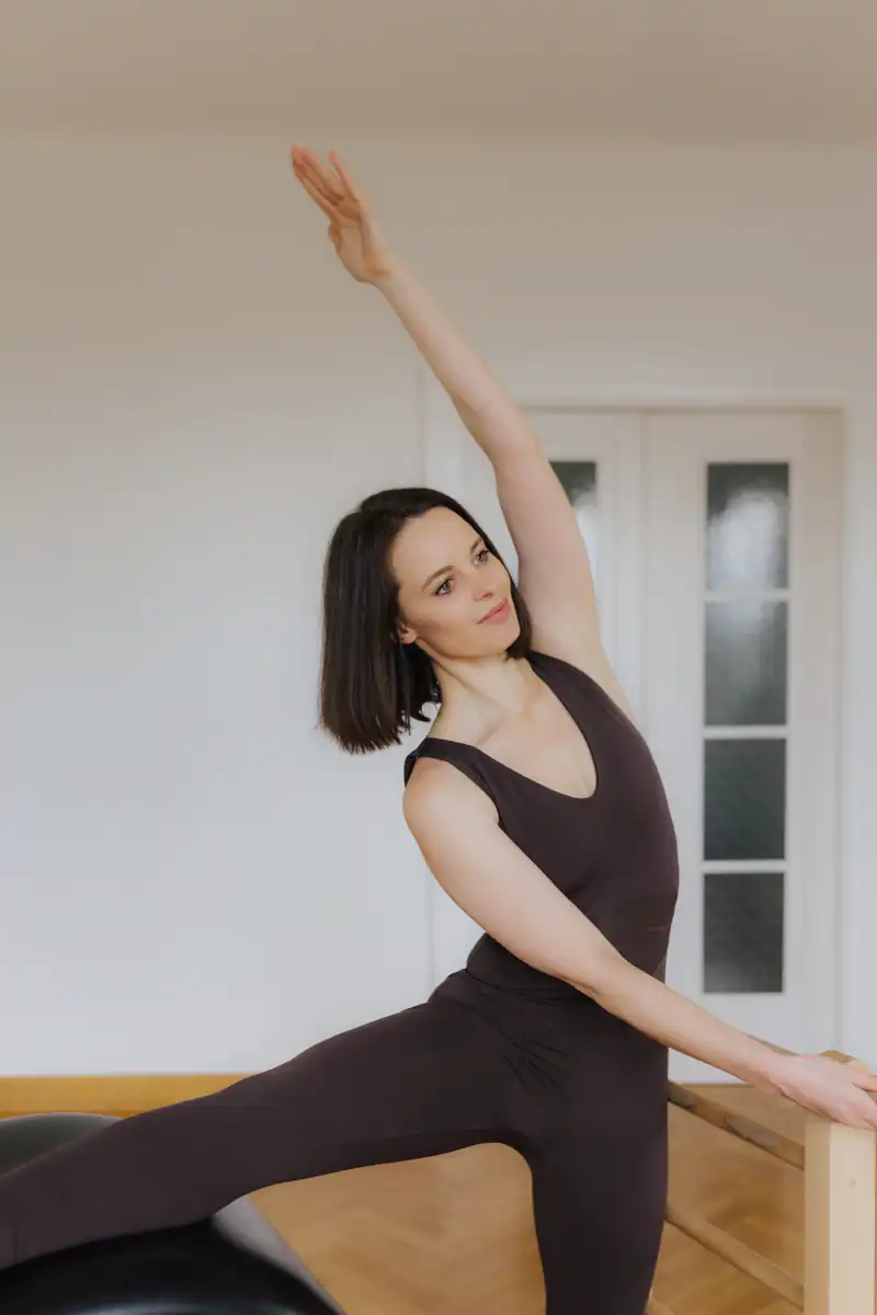 Aga Kania-Pirek podczas praktyki pilatesu przy sprzęcie.